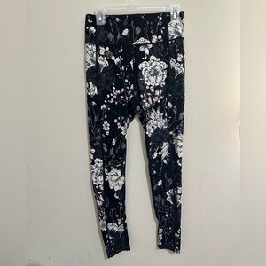 Victoria’s Secret Size 10 Black Floral Front Pocket Active Crop Workout Leggings